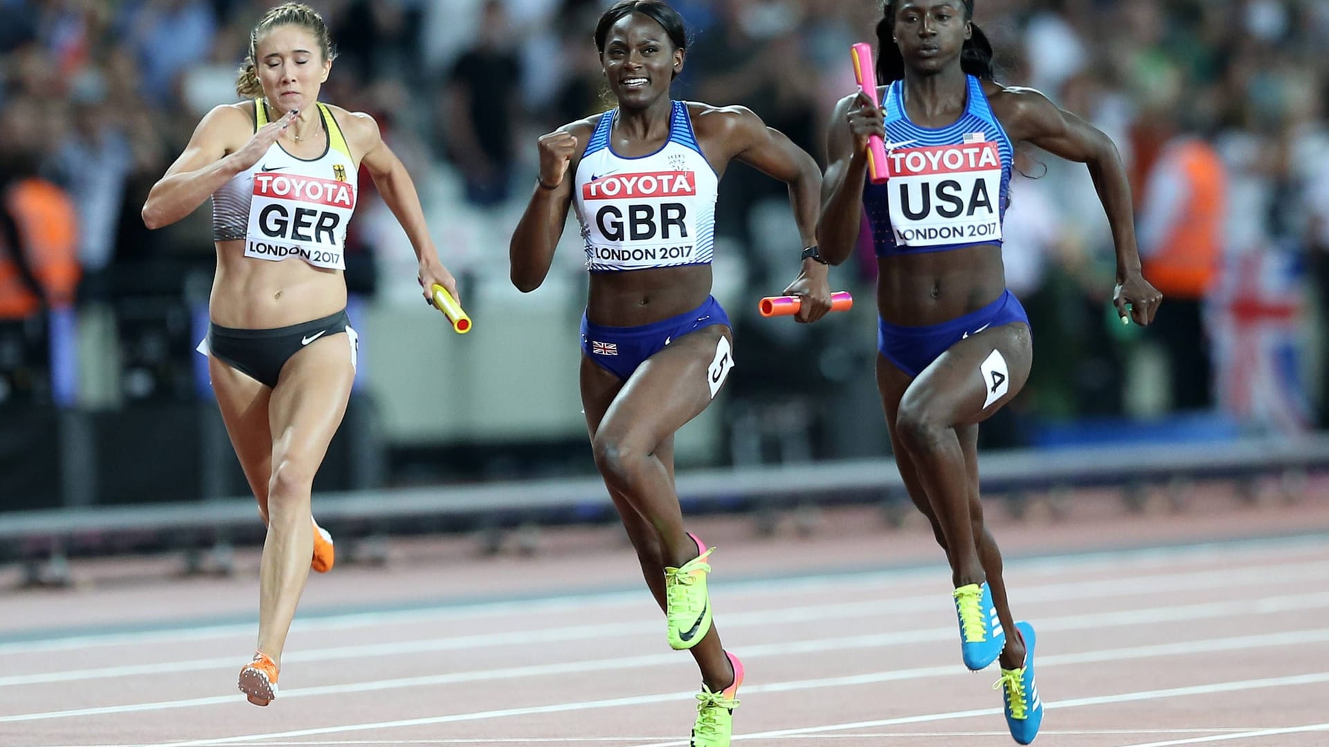 Bowie (r.) im Finale der 4x100 Meter-Staffel 2017 in London: Neben ihr laufen Daryll Neita (Großbritannien) und die Deutsche Rebekka Haase.