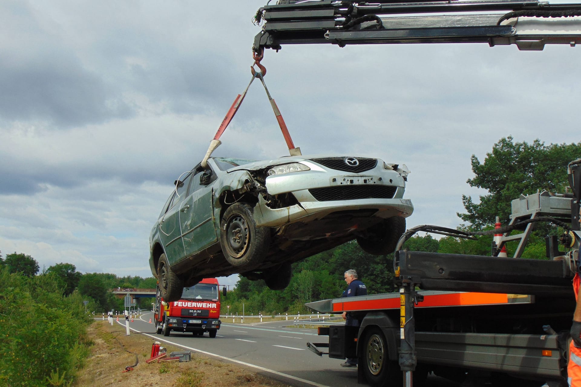 Autounfall auf Bundesstraße (Symbolbild): Der Fahrer ist noch am Unfallort gestorben.