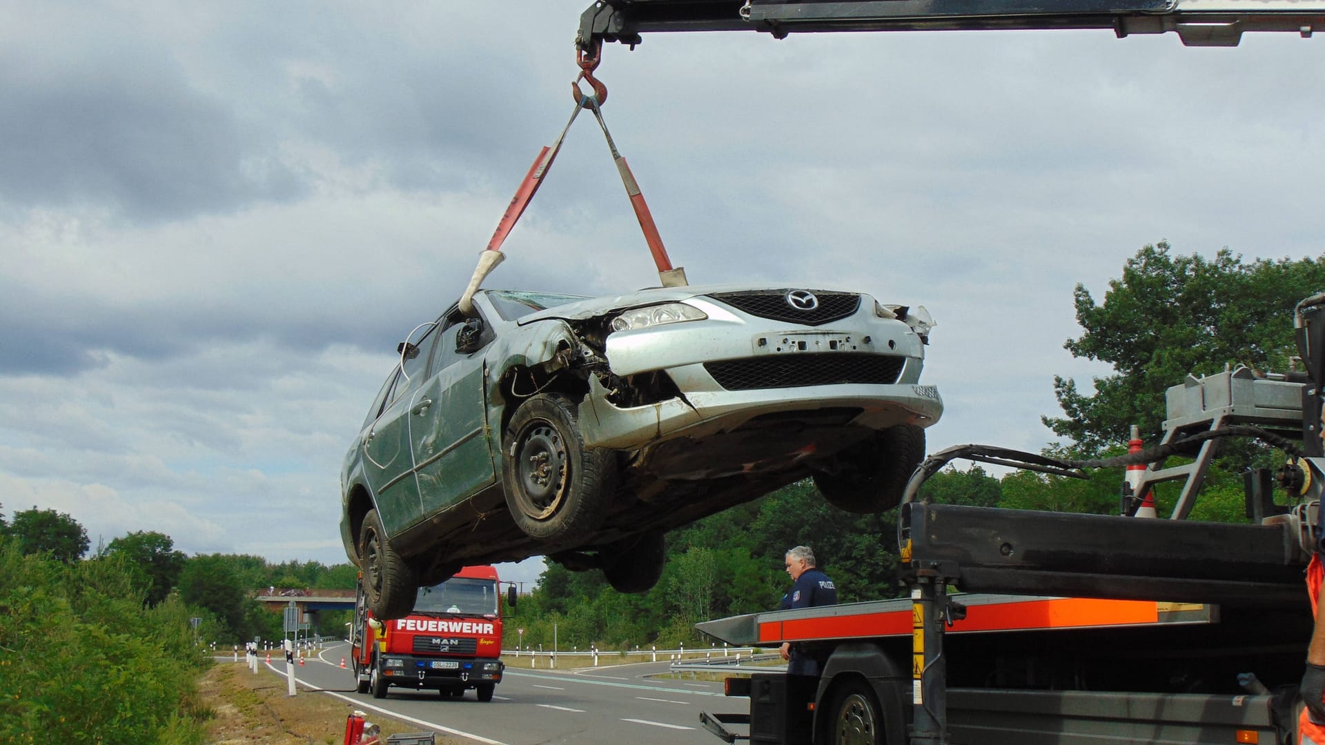 Autounfall auf Bundesstraße (Symbolbild): Der Fahrer ist noch am Unfallort gestorben.