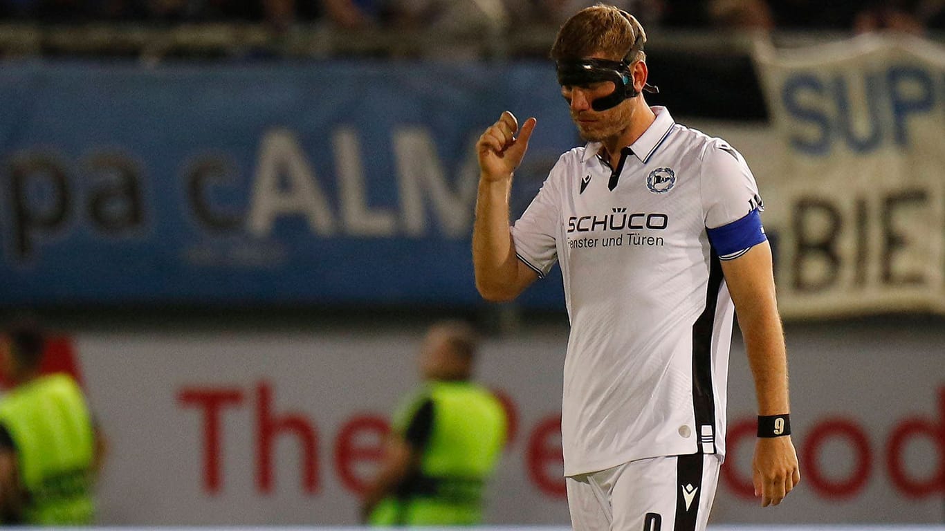 Kapitän Fabian Klos nach dem enttäuschenden Hinspiel in der Relegation: Im Rückspiel wird auf der Brust eine andere Aufschrift zu sehen sein. Kapitän Fabian Klos nach dem enttäuschenden Hinspiel in der Relegation: Im Rückspiel wird auf der Brust eine andere Aufschrift zu sehen sein.