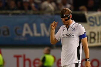Kapitän Fabian Klos nach dem enttäuschenden Hinspiel in der Relegation: Im Rückspiel wird auf der Brust eine andere Aufschrift zu sehen sein.