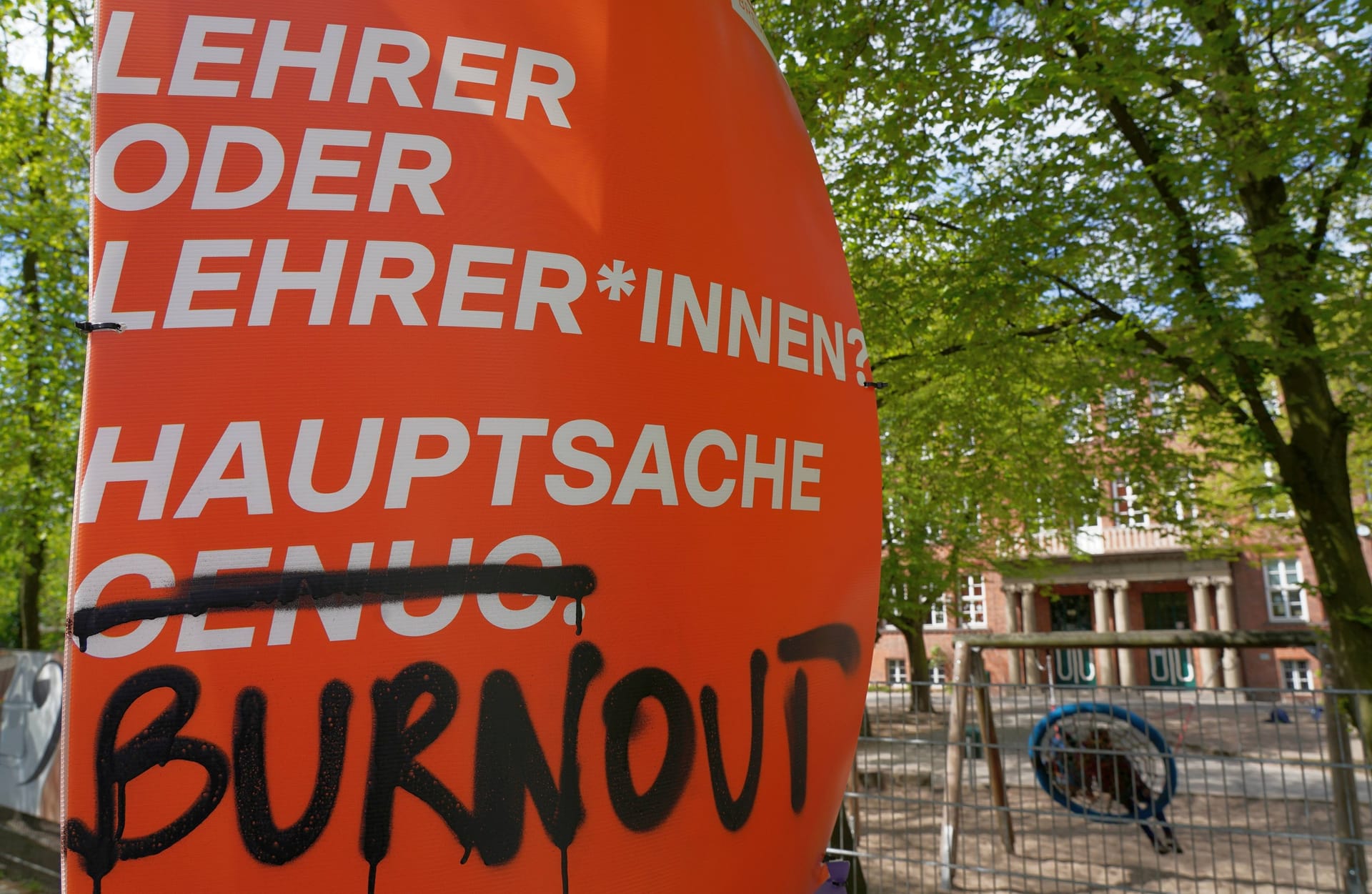 Plakat der CDU zur Bremen-Wahl: Die Partei wandte sich gegen das Gendern - den Plakatbeschmierer interessierte offenbar mehr die Lage an den Schulen.