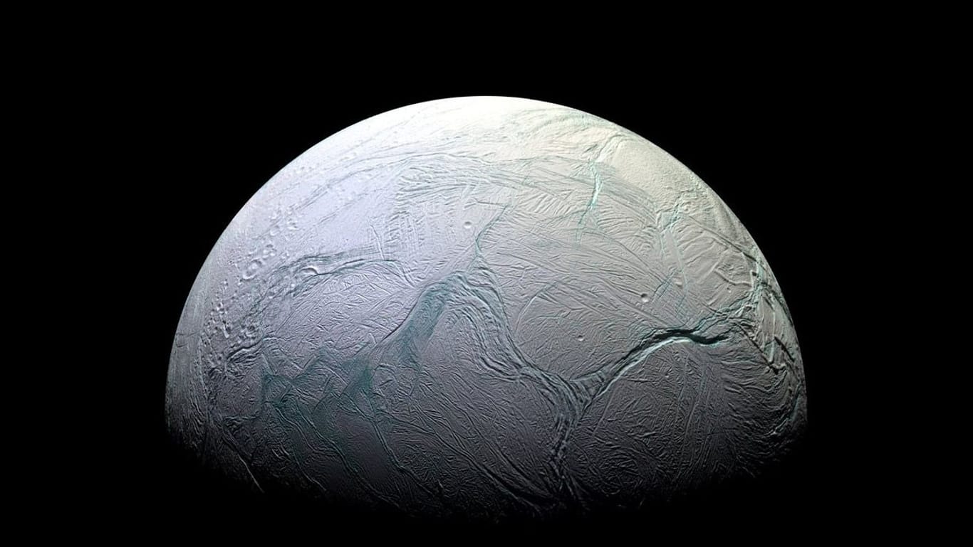 Der kleine Saturn-Mond Enceladus. Er ist berühmt für seine Geysire und ständig von Wasserdampf umgeben.