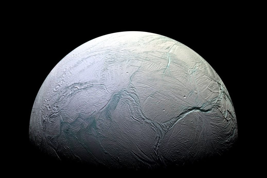 Der kleine Saturn-Mond Enceladus. Er ist berühmt für seine Geysire und ständig von Wasserdampf umgeben.