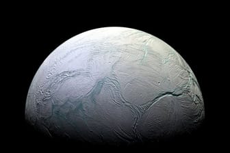 Der kleine Saturn-Mond Enceladus. Er ist berühmt für seine Geysire und ständig von Wasserdampf umgeben.