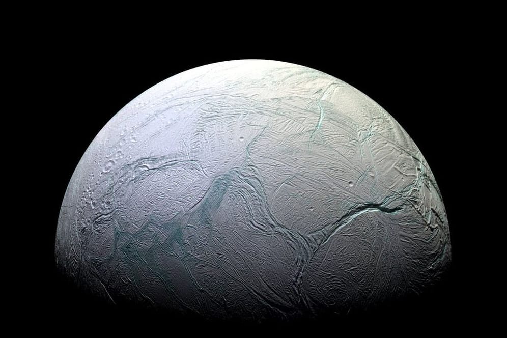 Der kleine Saturn-Mond Enceladus. Er ist berühmt für seine Geysire und ständig von Wasserdampf umgeben.