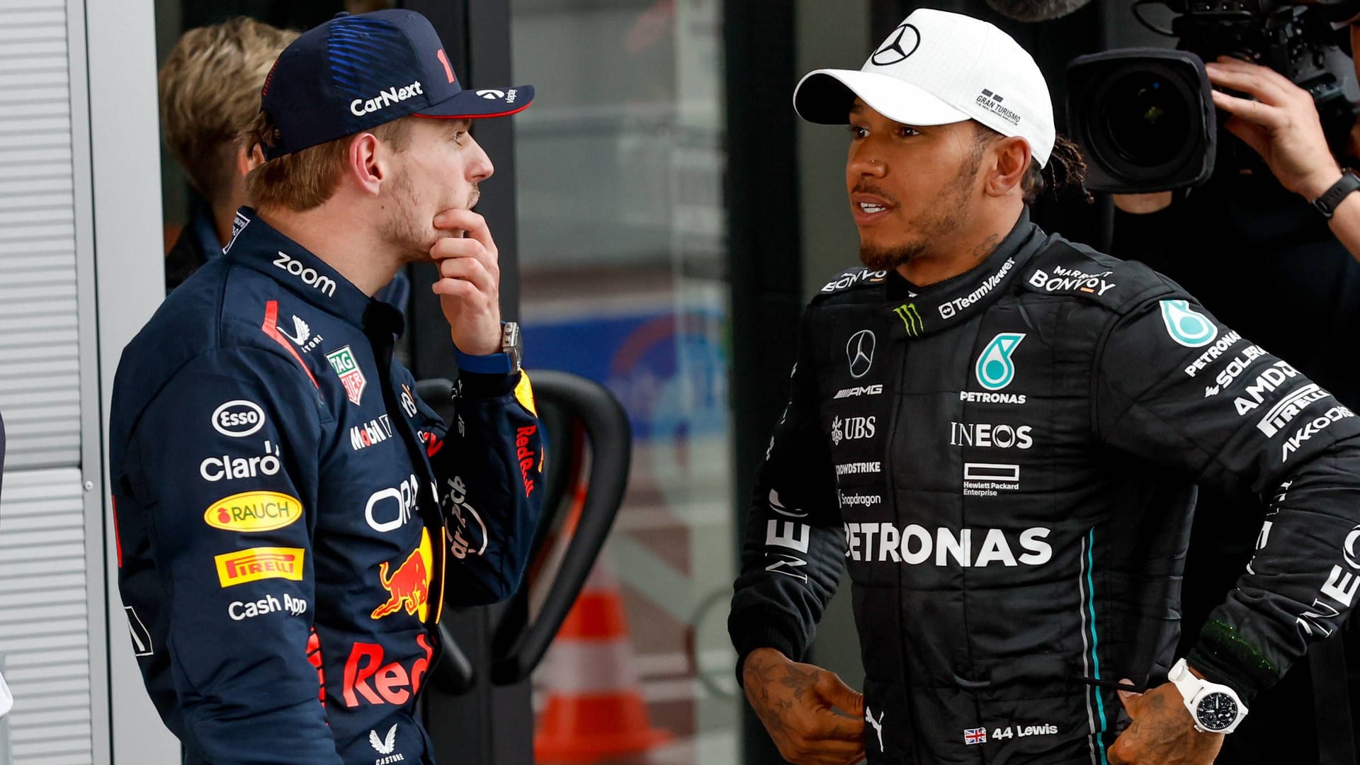 Rivalen: Max Verstappen (li.) und Lewis Hamilton.