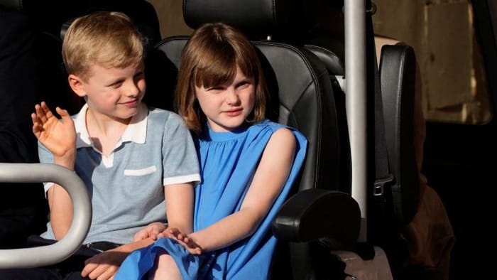 Jacques und Gabriella: Sie kamen in einem Elektrofahrzeug und in Begleitung eines Bodyguards zu den Feierlichkeiten. Jacques und Gabriella: Sie kamen in einem Elektrofahrzeug und in Begleitung eines Bodyguards zu den Feierlichkeiten.