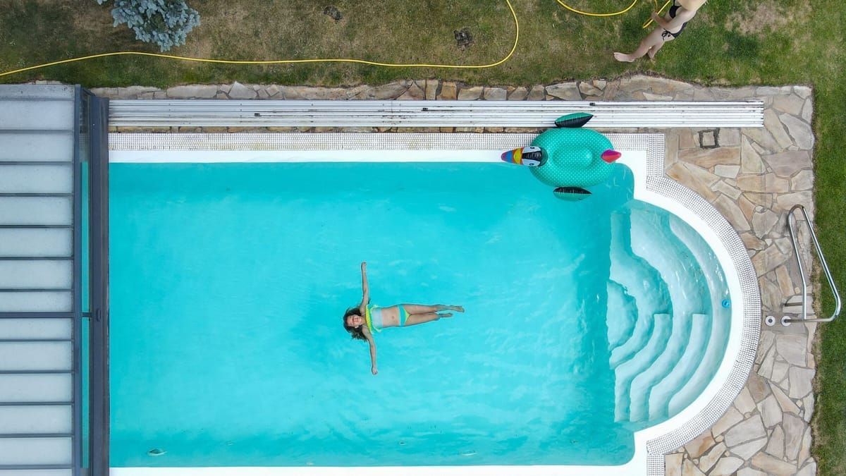 Pools im Garten Beenden Hitze und Wassermangel das private Badevergnügen?