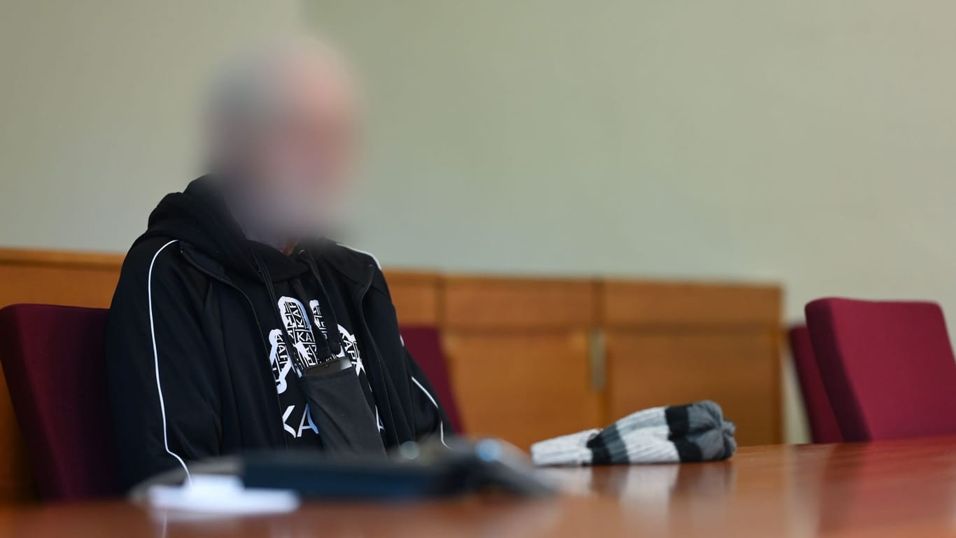 Der 82-jährige Angeklagte sitzt im Saal 116 des Landgerichts Aurich, wo ein Prozess wegen Drogenhandels verhandelt wird.