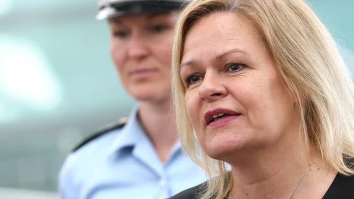 Bundesinnenministerin Nancy Faeser: Sie kündigte an, dass die Polizei weiteren Ausschreitungen entschieden entgegentreten würde. Bundesinnenministerin Nancy Faeser: Sie kündigte an, dass die Polizei weiteren Ausschreitungen entschieden entgegentreten würde.