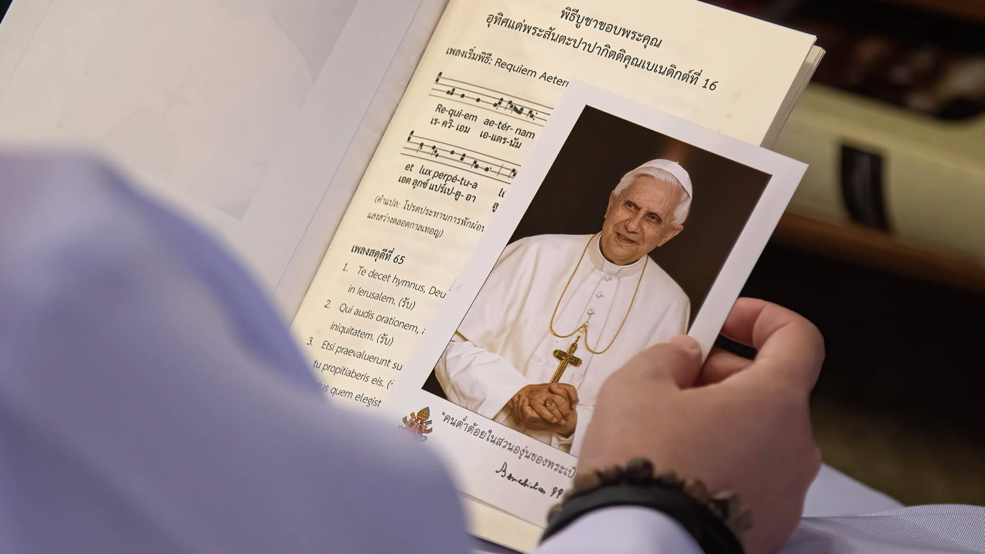 Eine thailändische Nonne in Bangkok nimmt an einer Messe für den verstorbenen emeritierten Papst Benedikt teil (Archivbild): Das Brustkreuz des ehemaligen Papstes wurde nun gestohlen.