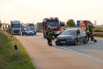Crash auf der A17: Die Feuerwehr musste den Opel von der Fahrbahn bringen.