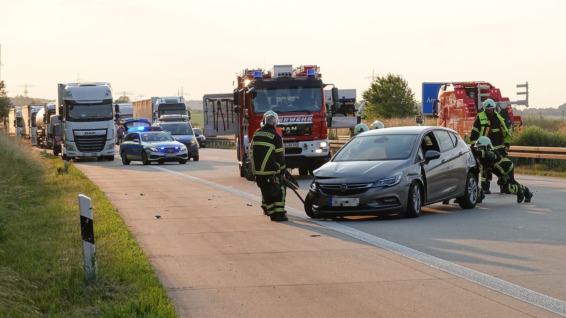 Crash auf der A17: Die Feuerwehr musste den Opel von der Fahrbahn bringen.