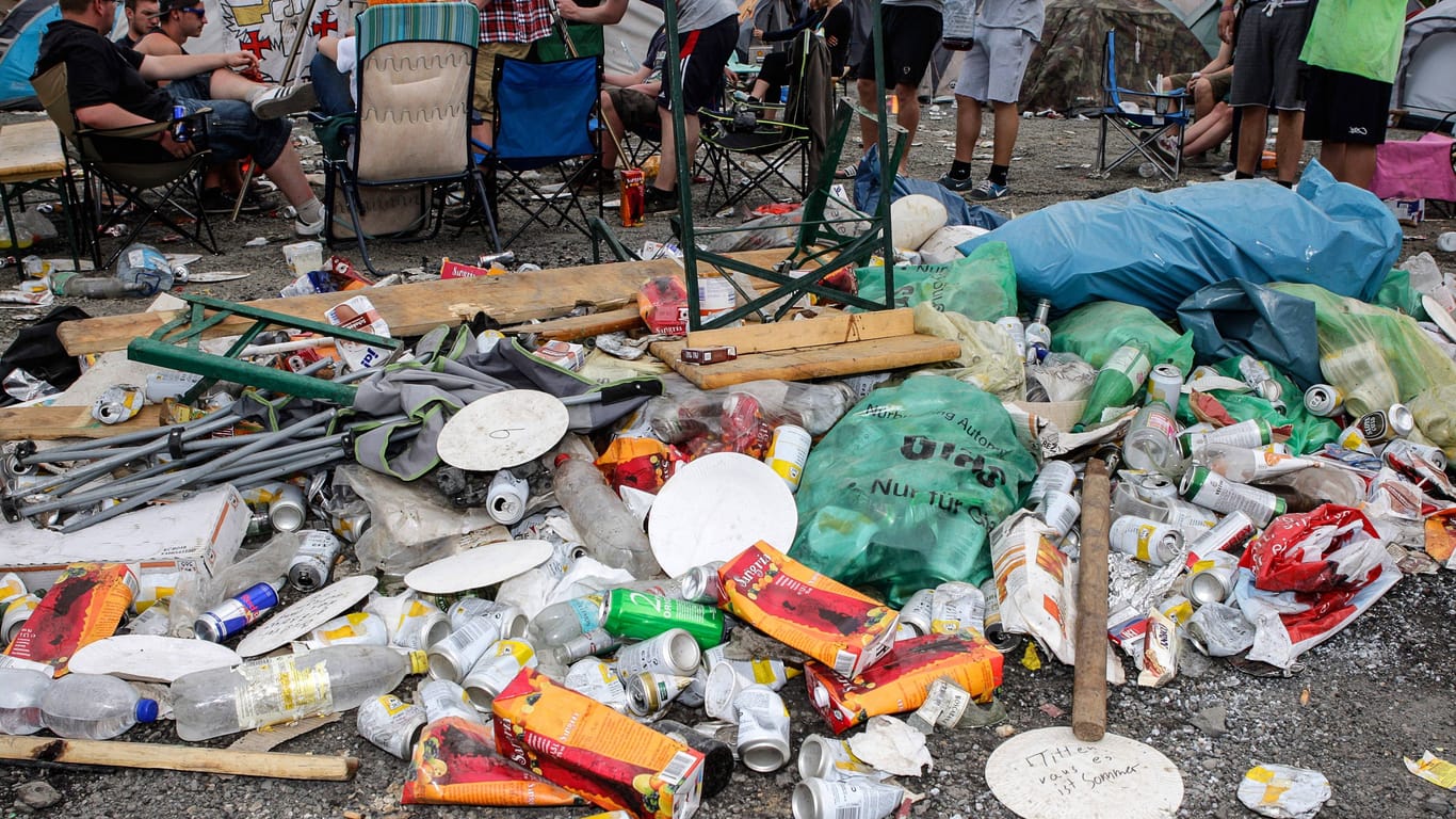 Müllberge auf einem Festivalplatz (Symbolfoto): 2022 waren es beim Hurricane-Festival etwa 7.000 Müllsäcke, die abgegeben wurden.