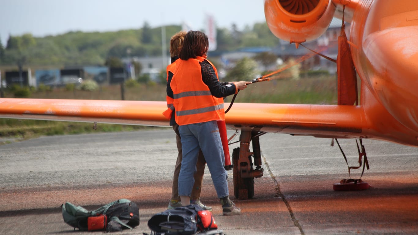 Klimaaktivisten besprühen den Jet auf dem Flughafen von Sylt: Insgesamt waren fünf Personen an der Aktion beteiligt.