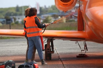 Klimaaktivisten besprühen den Jet auf dem Flughafen von Sylt: Insgesamt waren fünf Personen an der Aktion beteiligt.