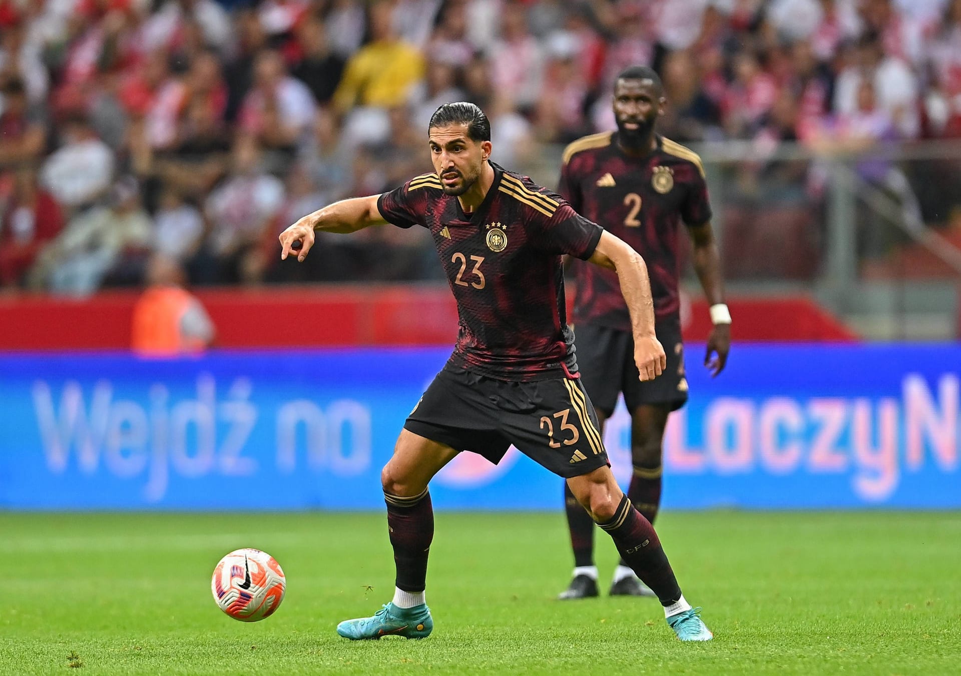 Emre Can: Der Dortmunder übernahm die Position Goretzkas auf der Sechs. Erstmals auffällig mit einem Steilpass auf Hofmann, der etwas zu weit geriet (10.). Bekam von den polnischen Gegenspielern deutlich mehr Platz als Nebenmann Kimmich, wusste aber nicht sonderlich viel damit anzufangen. Sein Abschluss kurz vor der Pause ging weiter übers Tor (45.). Gegen offensiv harmlose Polen defensiv kaum gefordert. Note 5 Emre Can: Der Dortmunder übernahm die Position Goretzkas auf der Sechs. Erstmals auffällig mit einem Steilpass auf Hofmann, der etwas zu weit geriet (10.). Bekam von den polnischen Gegenspielern deutlich mehr Platz als Nebenmann Kimmich, wusste aber nicht sonderlich viel damit anzufangen. Sein Abschluss kurz vor der Pause ging weiter übers Tor (45.). Gegen offensiv harmlose Polen defensiv kaum gefordert. Note 5