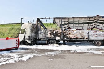Unfall auf der A8 bei Merklingen: Der Lastwagen hatte Papier geladen und brannte lichterloh.