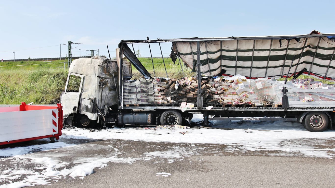 Unfall auf der A8 bei Merklingen: Der Lastwagen hatte Papier geladen und brannte lichterloh.