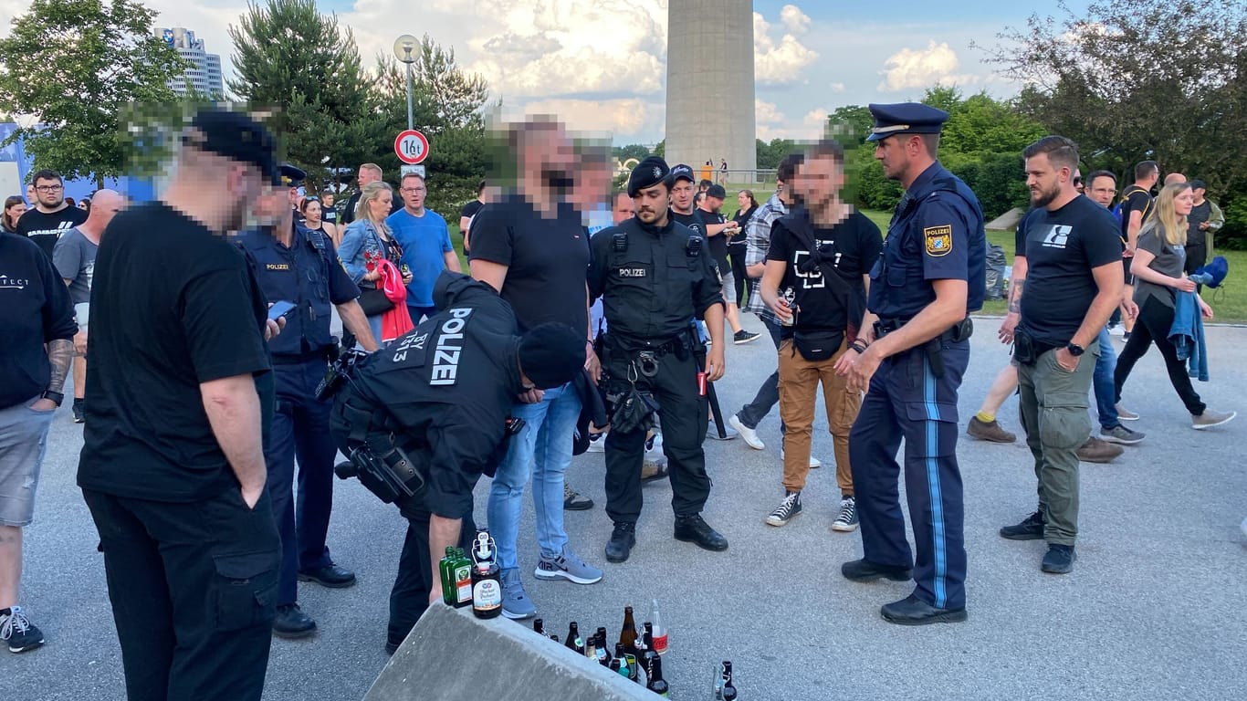 Einen Rammstein-Fan führt die Polizei nach dem Zeigen des Hitlergrußes ab.
