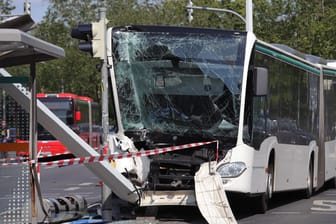 Bei einem Unfall mit einem Linienbus in Darmstadt sind am Montag mehrere Menschen verletzt worden.