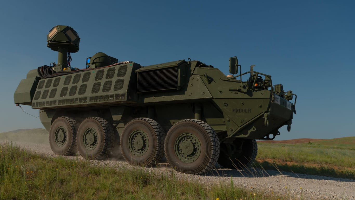 Ein gepanzertes Fahrzeug der US-Armee ist mit dem DE M-SHORAD-Lasersystem ausgerüstet.