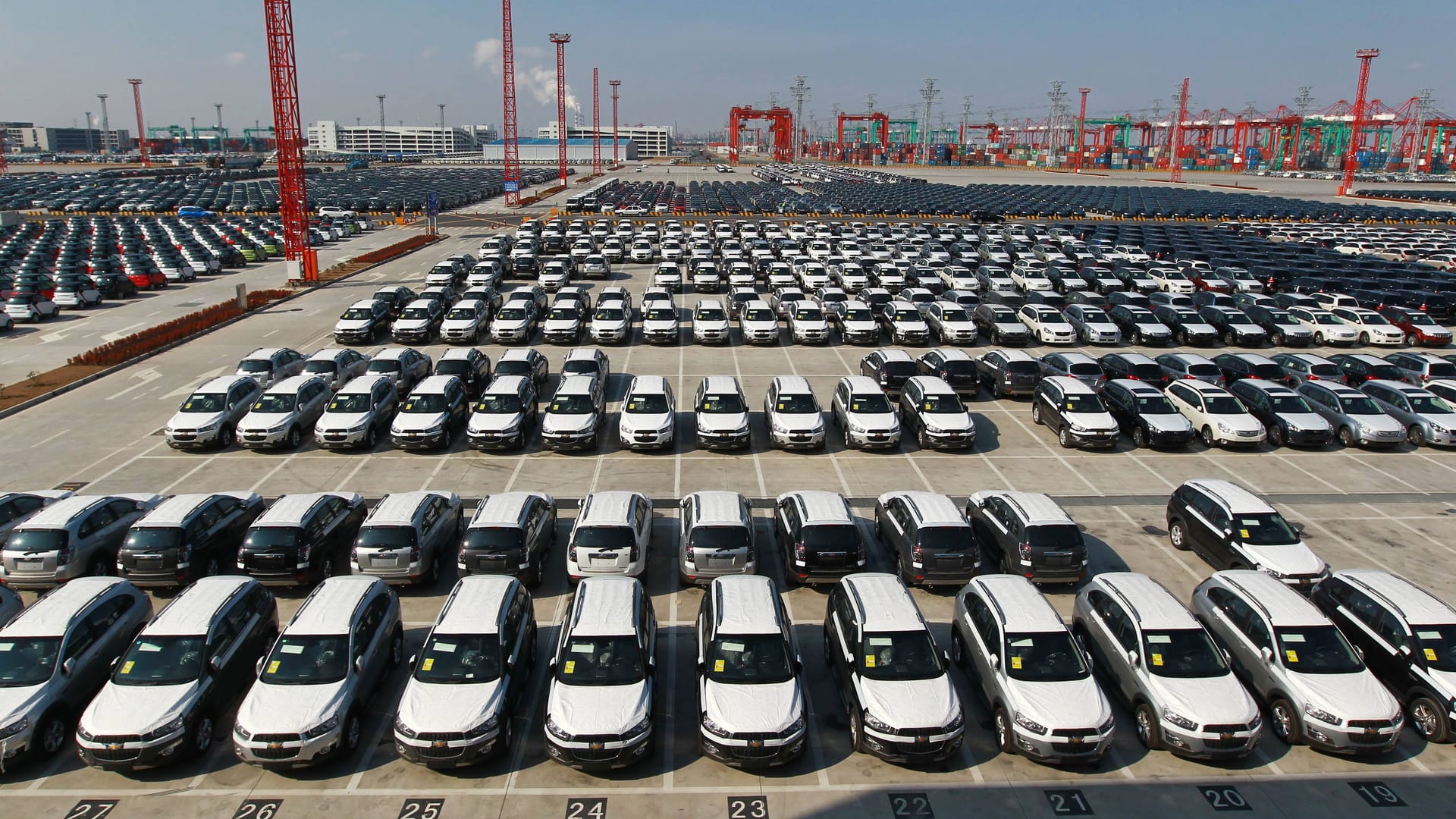 Fabrikneue Autos in China (Archivbild): Viele befahren nie eine öffentliche Straße.