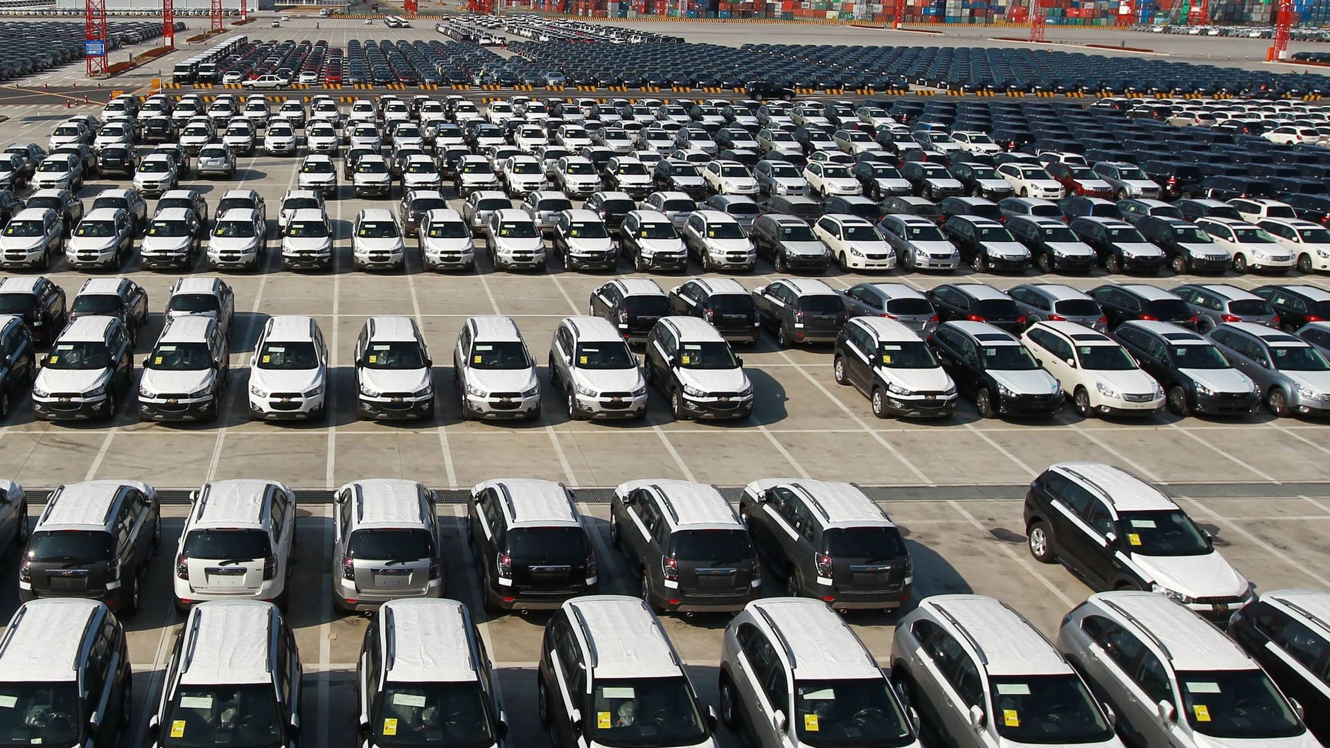 Fabrikneue Autos in China (Archivbild): Viele befahren nie eine öffentliche Straße.