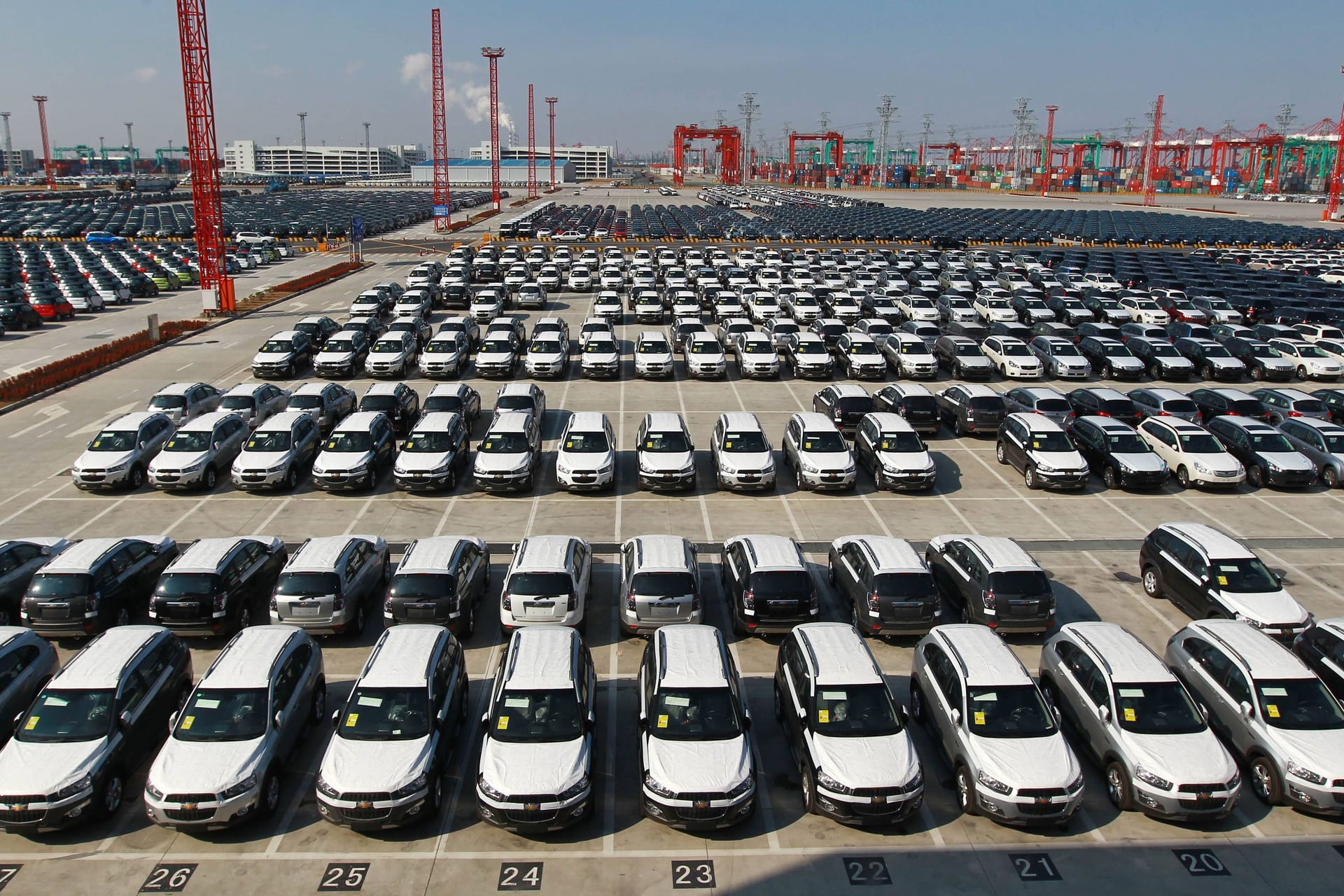 Fabrikneue Autos in China (Archivbild): Viele befahren nie eine öffentliche Straße.