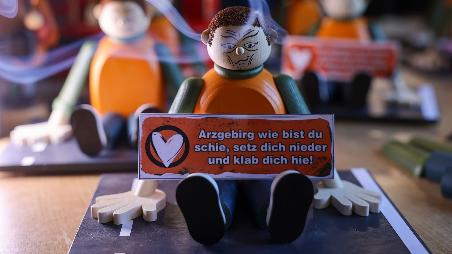 Eine Räucherfigur "Klimakleber": Die Seiffener hat die ersten 100 Stück bereits verkauft.