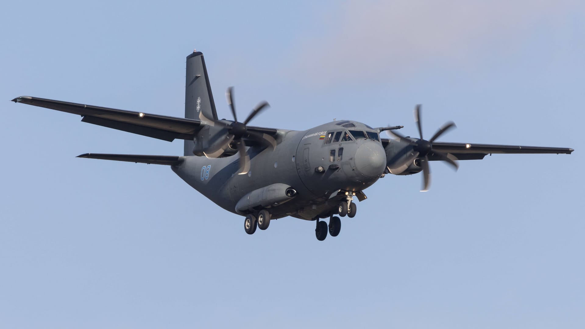 Eine Alenia C-27J landet am Flughafen Berlin-Brandenburg (Archivbild).