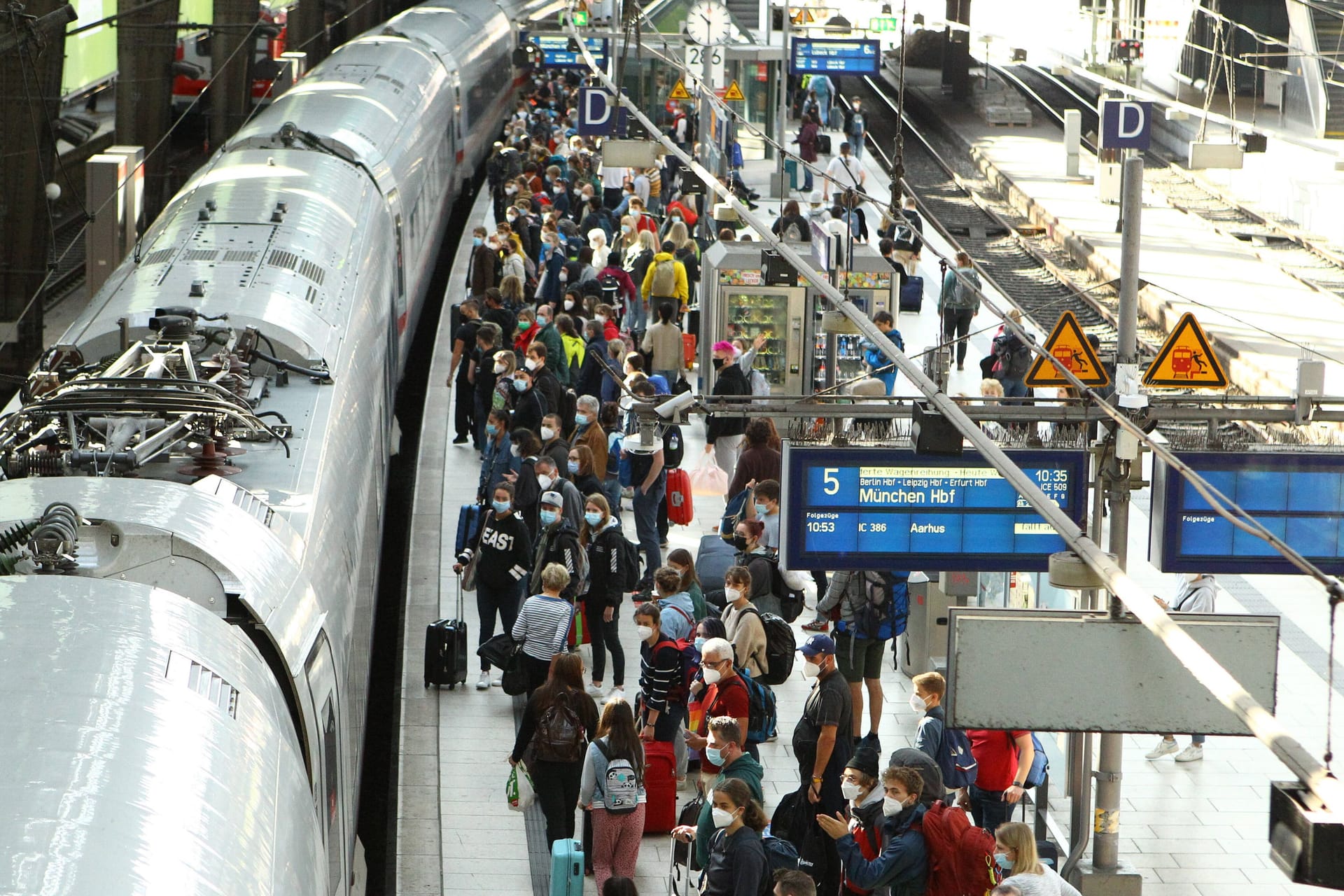 Reisende während eines Streiks am Hamburger Hauptbahnhof (Archivbild): Die EVG stimmt nun über unbefristete Streiks ab.