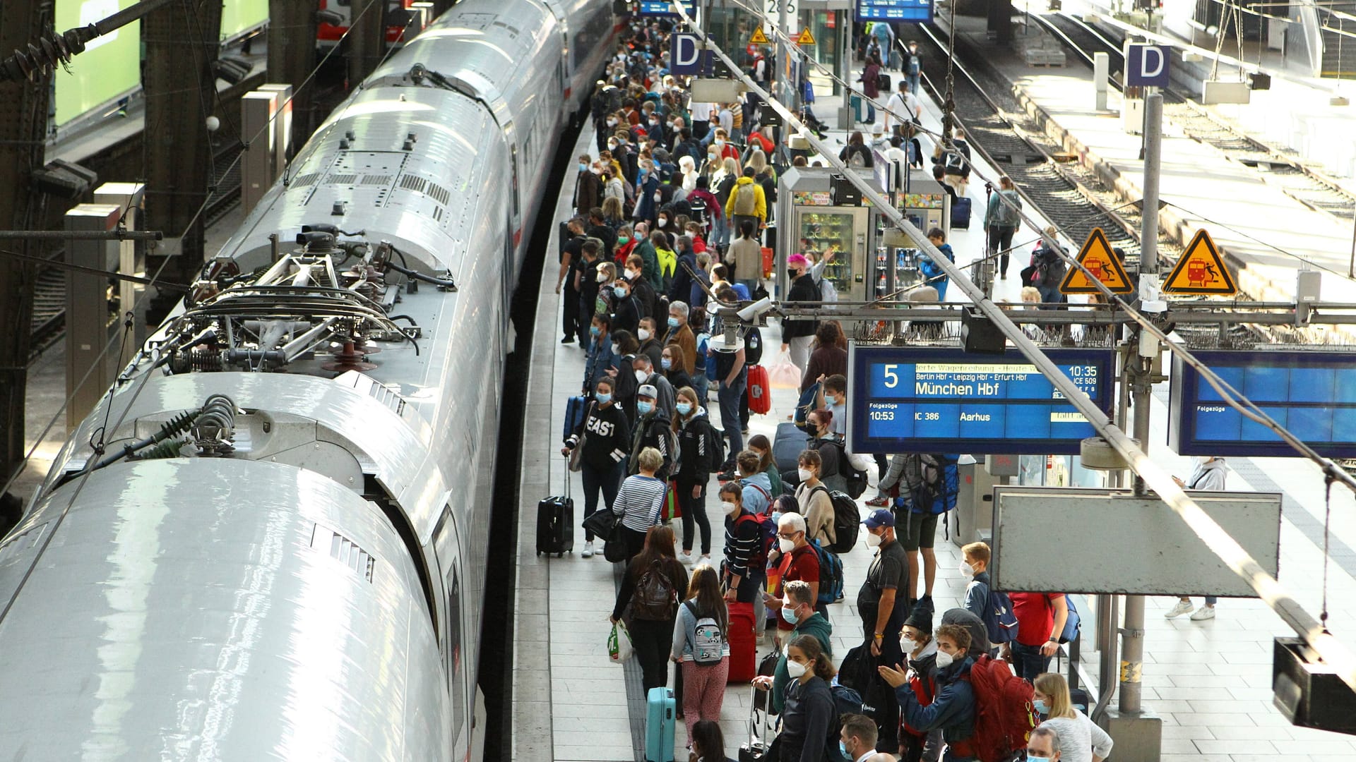 Reisende während eines Streiks am Hamburger Hauptbahnhof (Archivbild): Die EVG stimmt nun über unbefristete Streiks ab. Reisende während eines Streiks am Hamburger Hauptbahnhof (Archivbild): Die EVG stimmt nun über unbefristete Streiks ab.