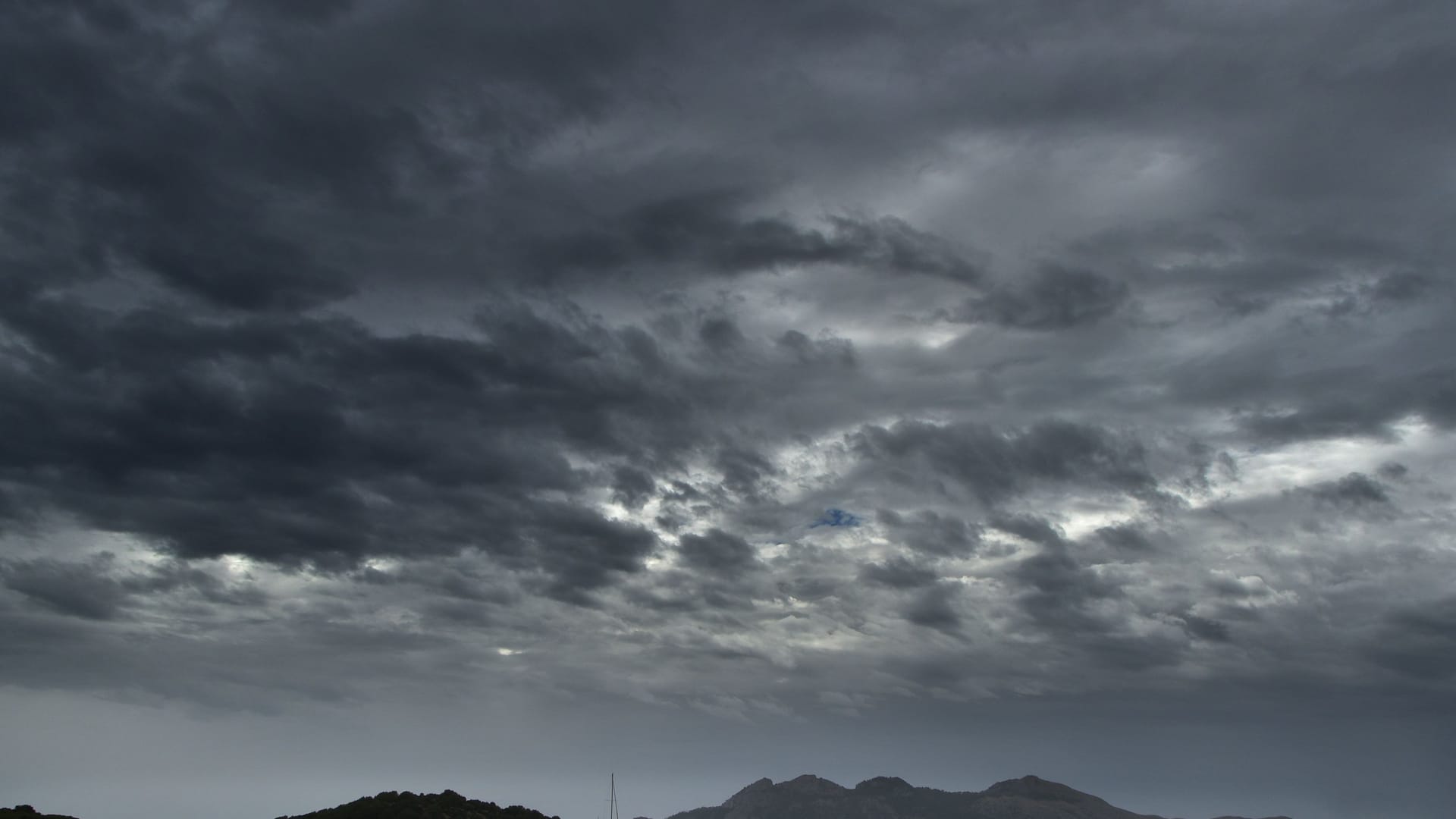 Regenwolke: Starkregen führen immer häufiger zu Überschwemmungen.