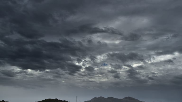 Regenwolke: Starkregen führte zu Überschwemmungen. (Symbolbild)