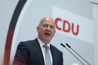Kai Wegner (CDU) bei einer Rede (Archivbild): Er weist die Kritik an seiner Verkehrssenatorin zurück.