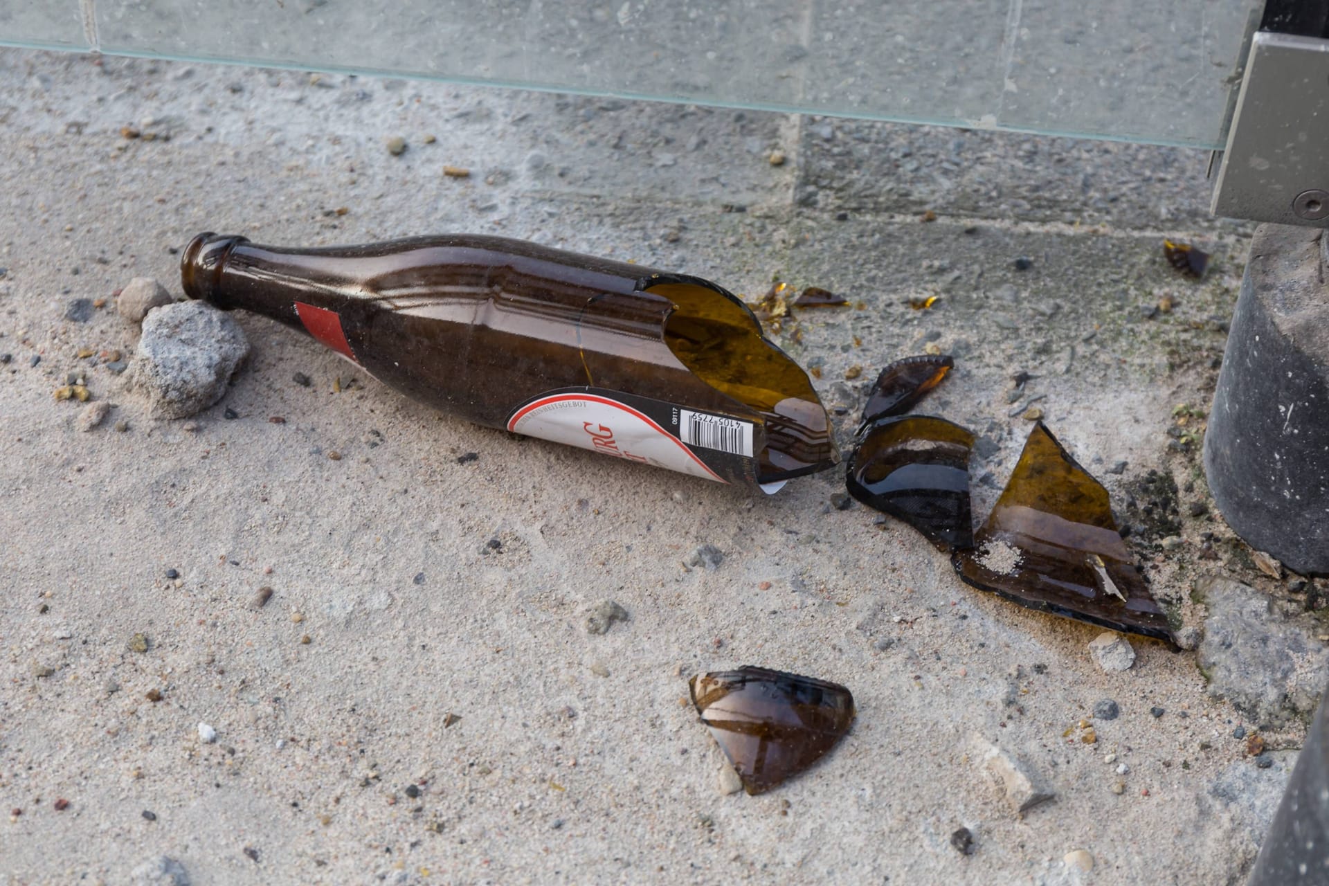 Eine zerschlagene Sterni-Bierflasche liegt am Boden (Symbolbild): Im März hat eine Gruppe Jugendlicher mit einer Glasflasche auf einen 15-Jährigen in Dresden-Tolkewitz eingeschlagen.