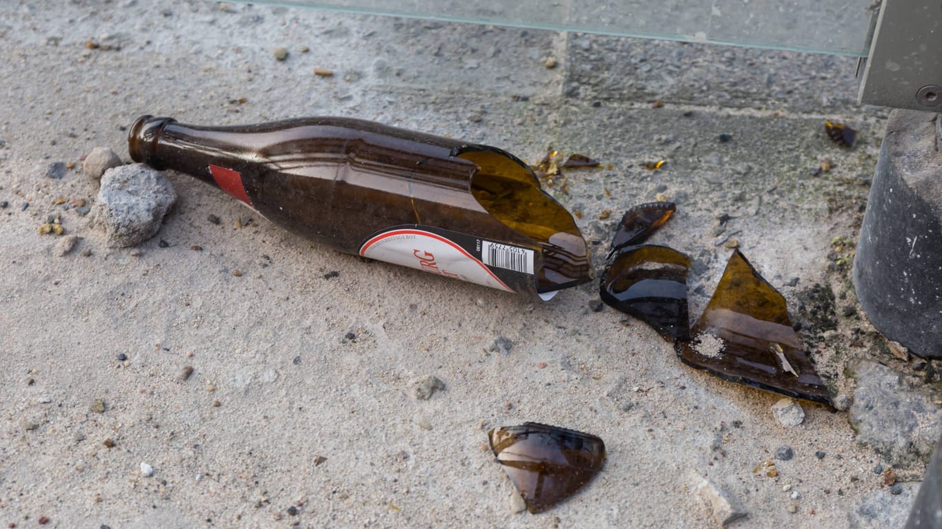 Eine zerschlagene Sterni-Bierflasche liegt am Boden (Symbolbild): Im März hat eine Gruppe Jugendlicher mit einer Glasflasche auf einen 15-Jährigen in Dresden-Tolkewitz eingeschlagen.