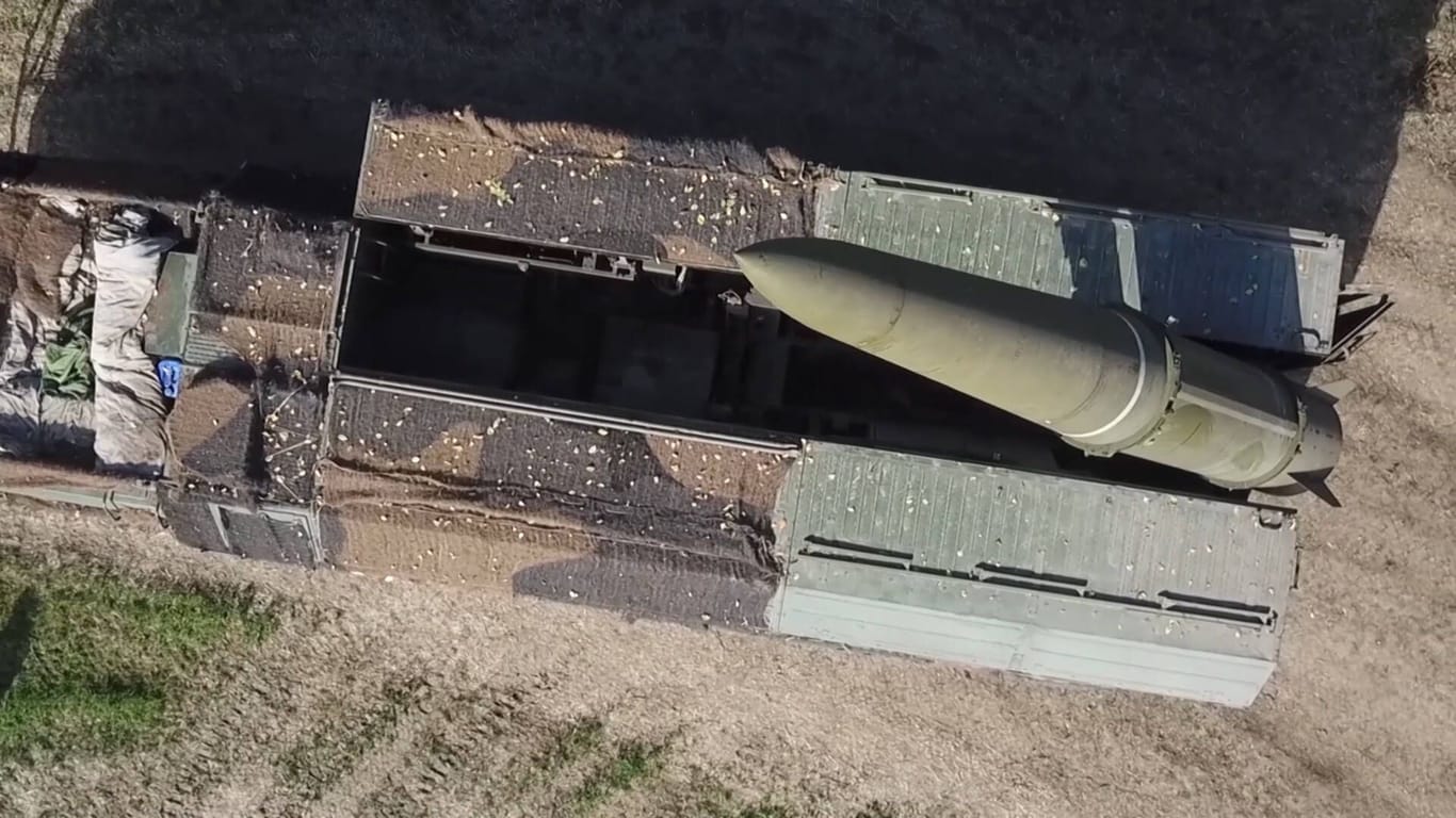 Eine russische Iskander-Rakete vor dem Abschuss: Mit der Kurzstreckenwaffe greift Russland zum Beispiel Ziele im Westen der Ukraine an.