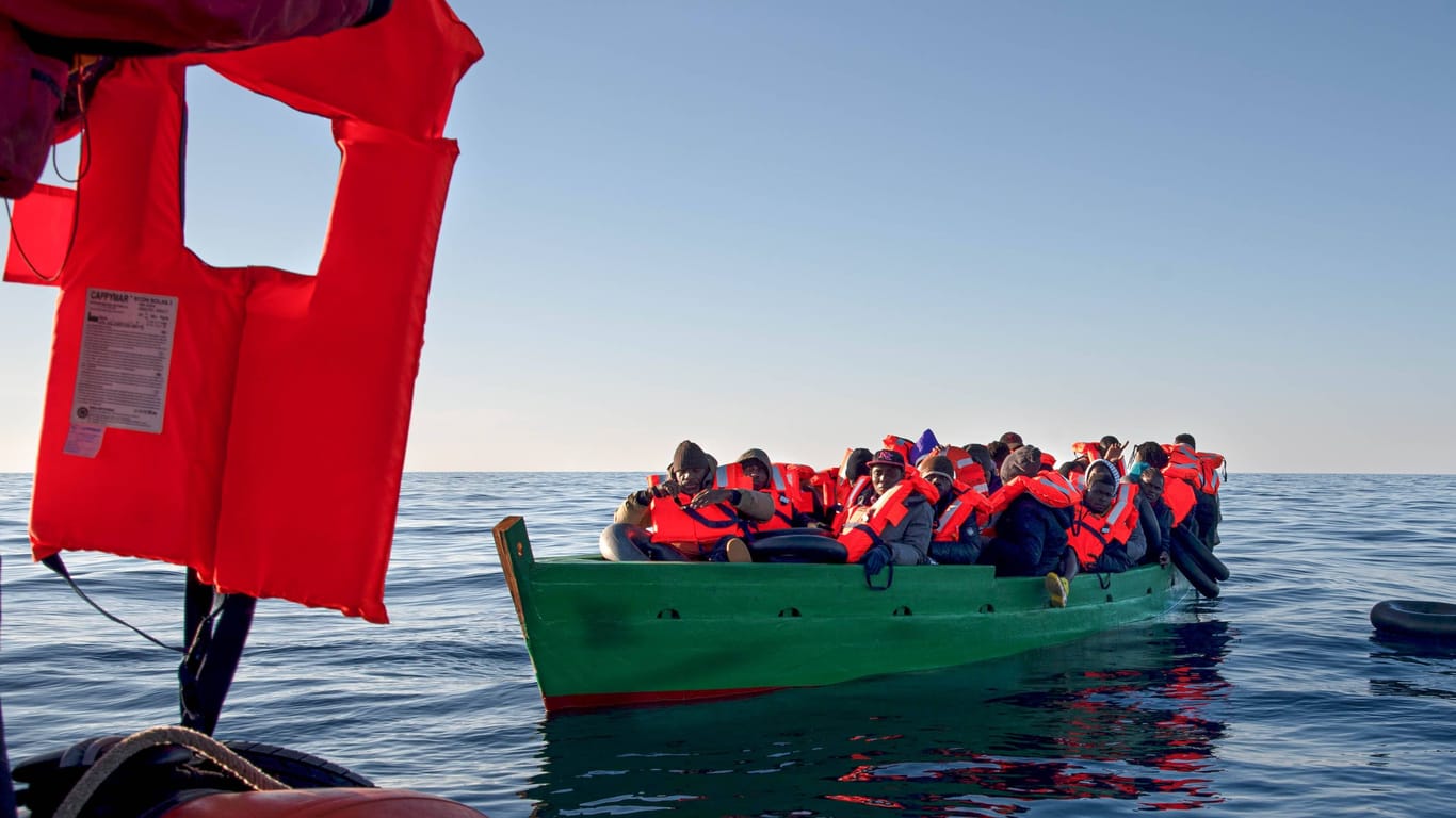 Geflüchtete auf dem Mittelmeer (Archivbild): In Griechenland wurden rund 100 Menschen vor dem Ertrinken gerettet.