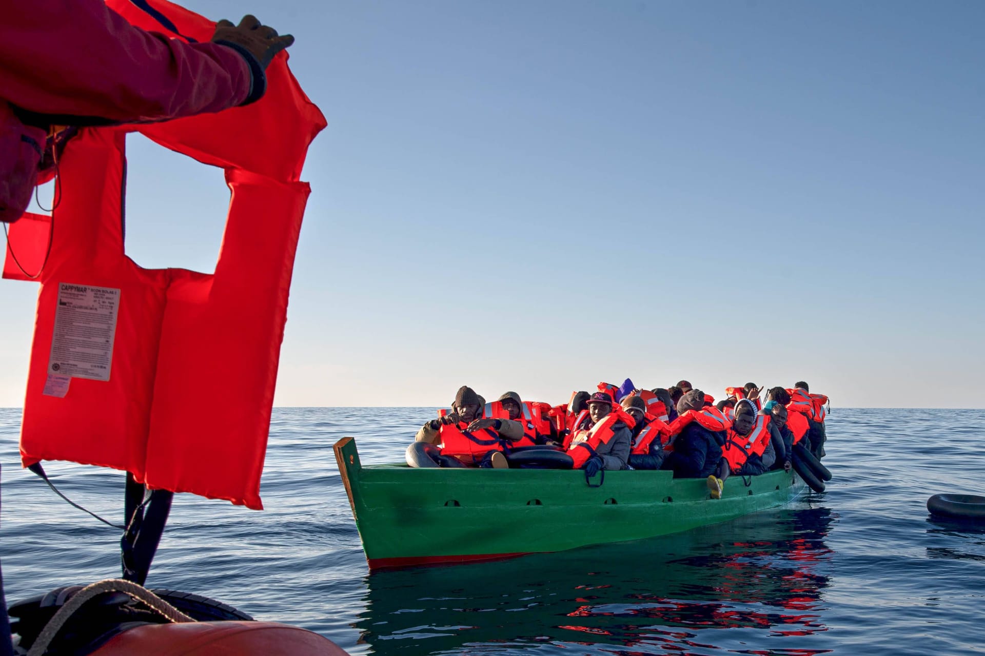 Geflüchtete auf dem Mittelmeer (Archivbild): In Griechenland wurden rund 100 Menschen vor dem Ertrinken gerettet.