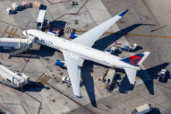 Eine Boeing der US-Airline Delta (Archivbild): An Bord ging versehentlich eine Notrutsche los.