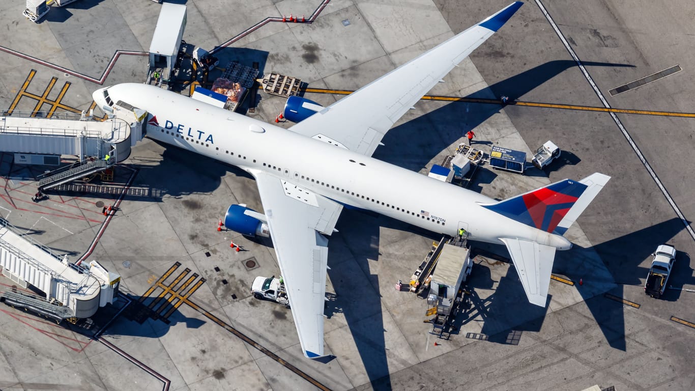 Eine Boeing der US-Airline Delta (Archivbild): An Bord ging versehentlich eine Notrutsche los.