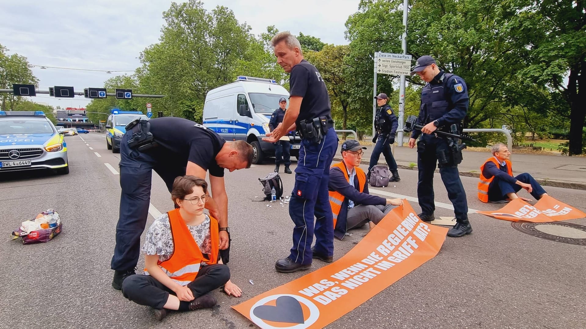 Protest in Stuttgart: Aktivisten der letzten Generation, blockieren am Vormittag die Zufahrt zur Hauptversammlung von Porsche.