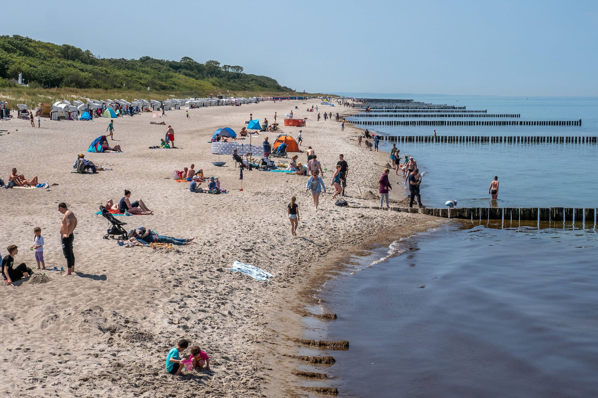 Menschen am Strand von Graal-Müritz: Der Vorfall ereignete sich glücklicherweise unweit des DLRG-Rettungsturms.