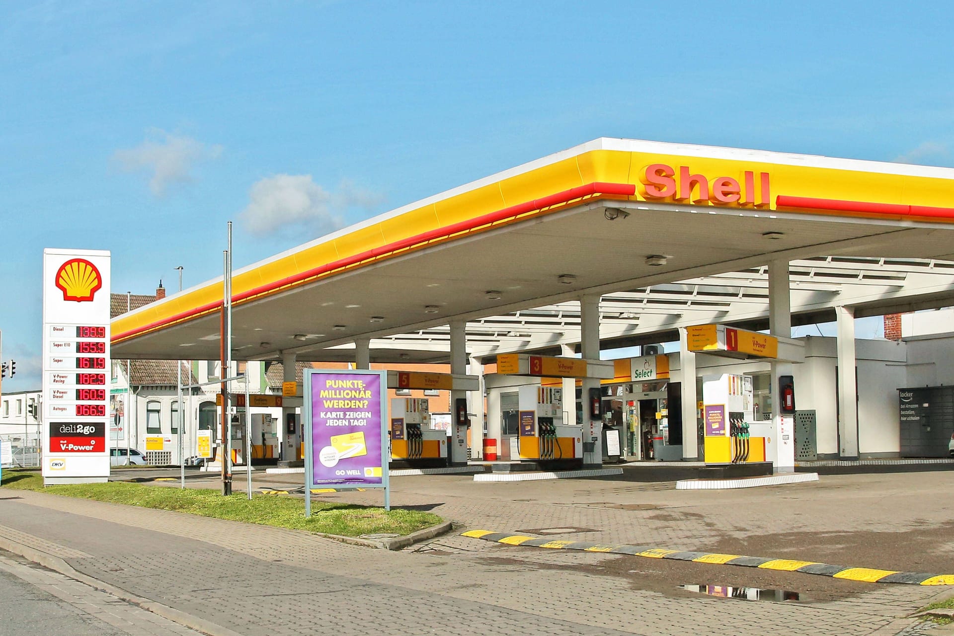 Tankstelle in Langenhagen (Symbolbild): Zwei Männer sind mit einem 47-Jährigen von Langenhagen aus gen Osten gefahren.