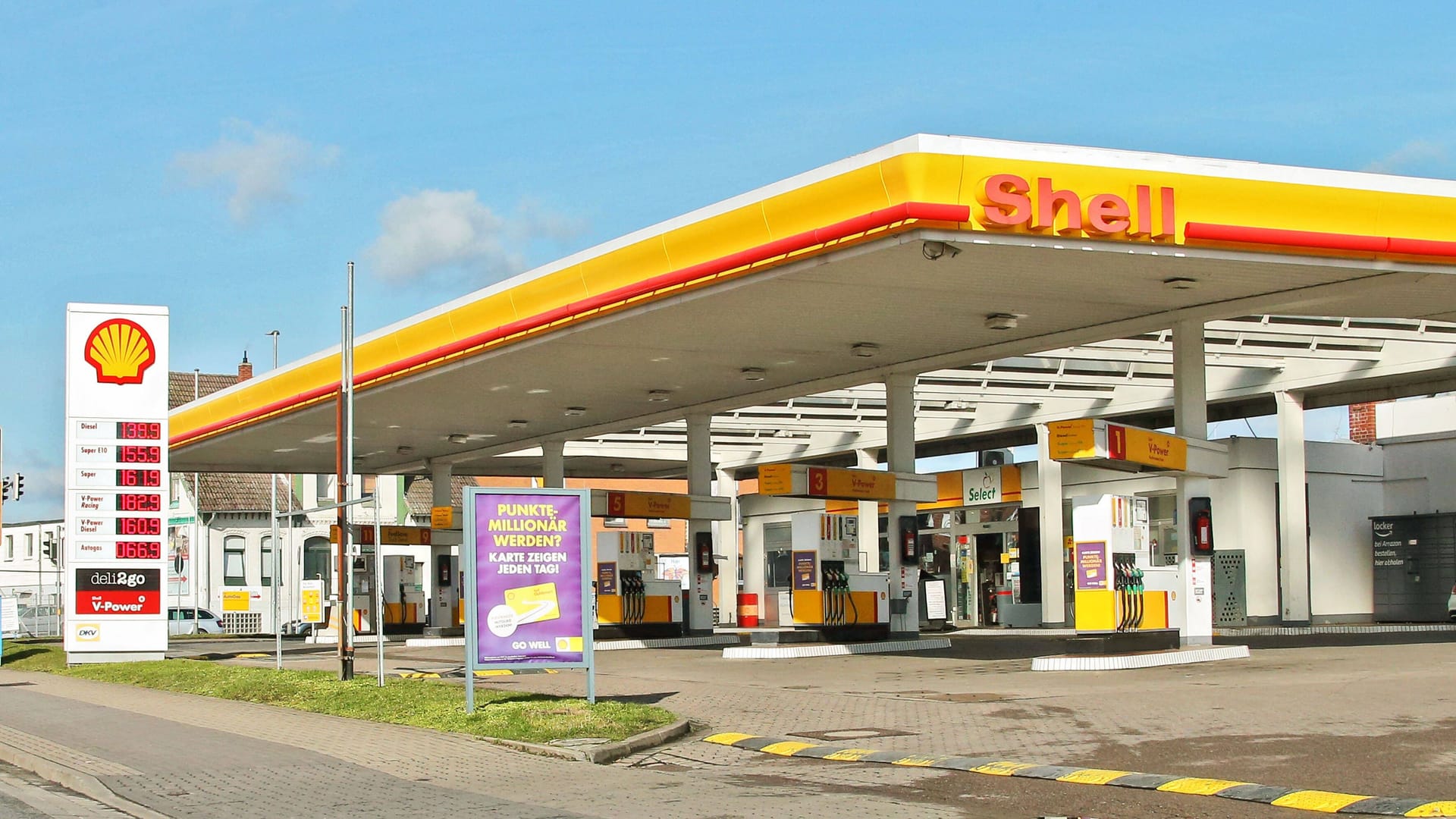 Tankstelle in Langenhagen (Symbolbild): Zwei Männer sind mit einem 47-Jährigen von Langenhagen aus gen Osten gefahren.