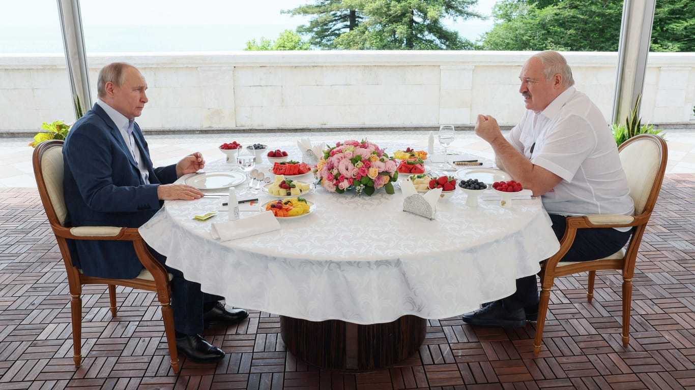 Putin in seiner noblen Sommerfrische am Schwarzen Meer: Wenn der russische Diktator westliche Staatsgäste empfängt, sind die Tische länger.