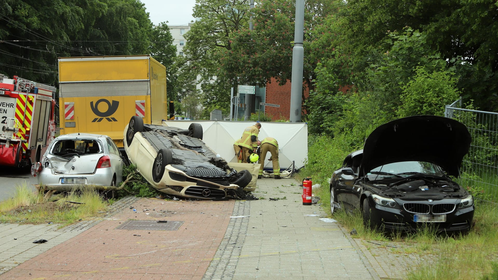 Das Taxi blieb nach dem Unfall auf dem Dach liegen.